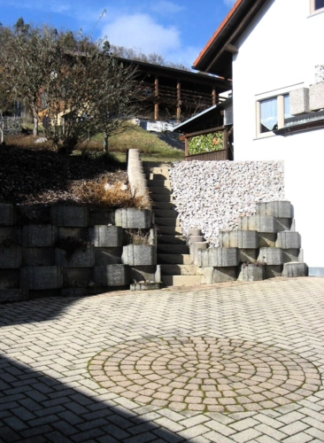 2-3 gepflastere Stellplätze neben dem Haus