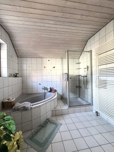 OG: Eckbadewanne mit Duschkabine, WC