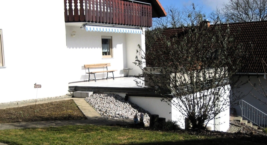 Süd-West Terrasse neben Küche über Garage