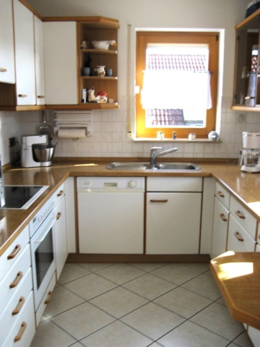 EG: Einbauküche mit Geschirrspüler, Cerankochfeld, Backofen und Kühl-Gefrierschrank