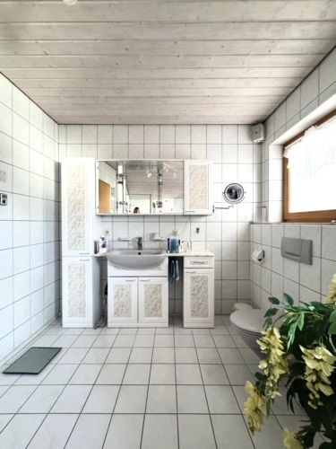 OG: Hauptbad mit Waschbecken und Badmöbeln