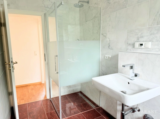 Badezimmit mit Dusche (Seite 1)