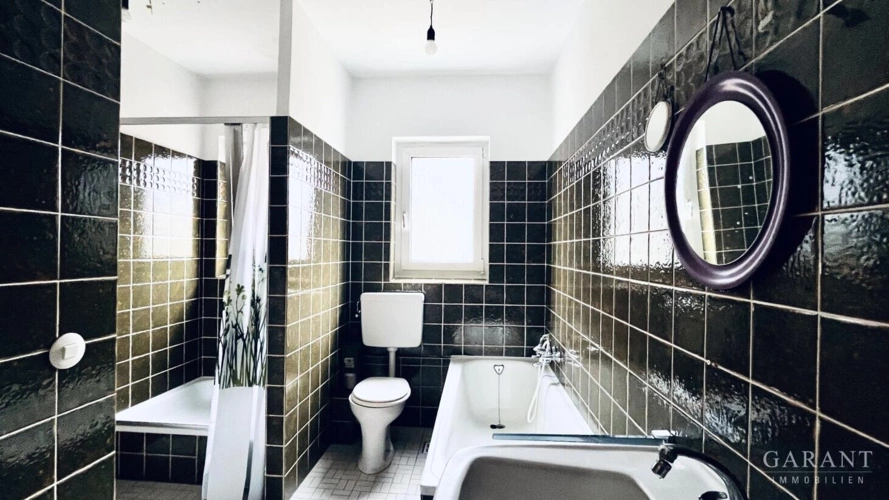 Badezimmer mit Fenster