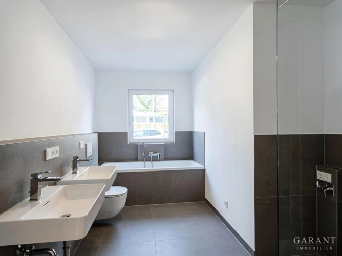 Badezimmer mit Wanne + Dusche