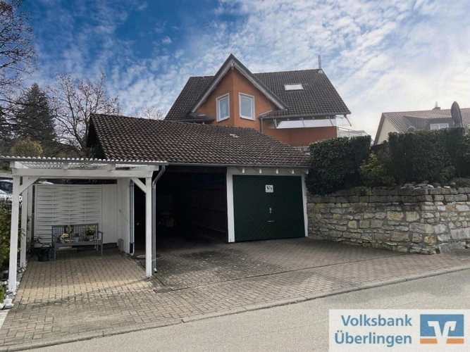Garage rechts u. Carport links