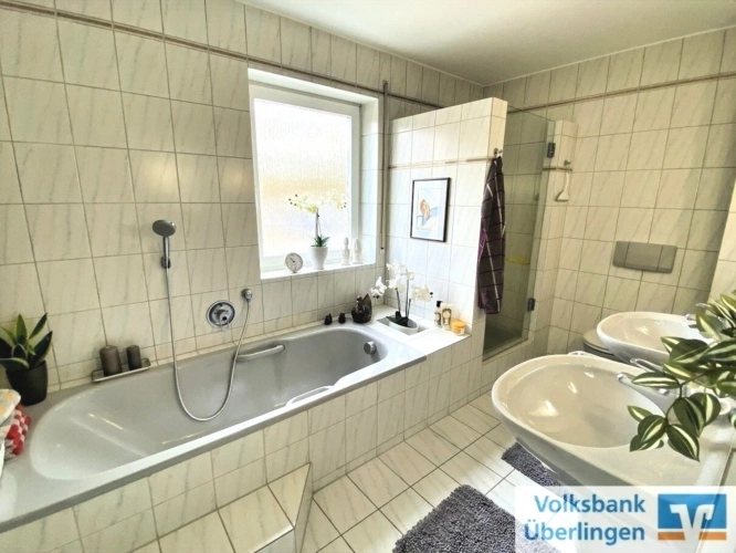 Tageslichtbad mit Wanne u. Dusche