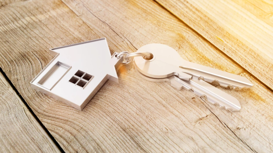 Schlüsselbund auf Holz