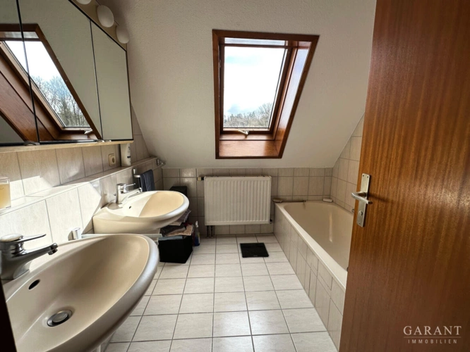 Bad mit Wanne und Dusche