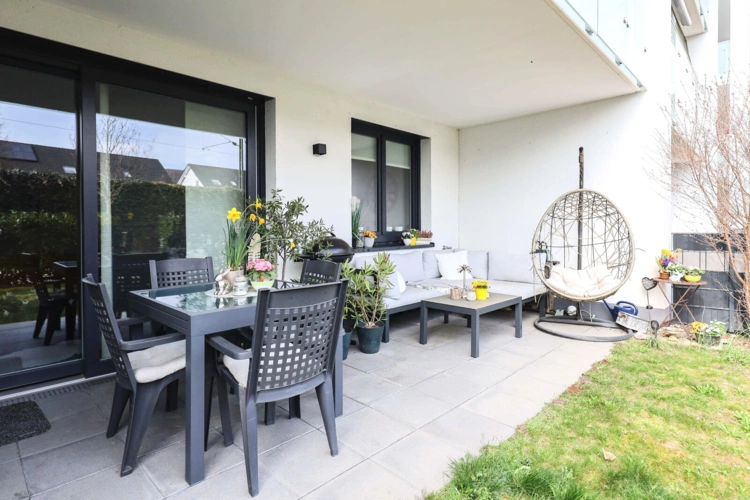 Terrassenbereich mit Gartenanteil