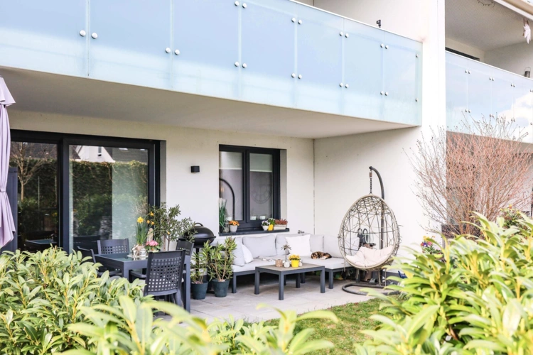 Terrassenbereich mit Gartenanteil