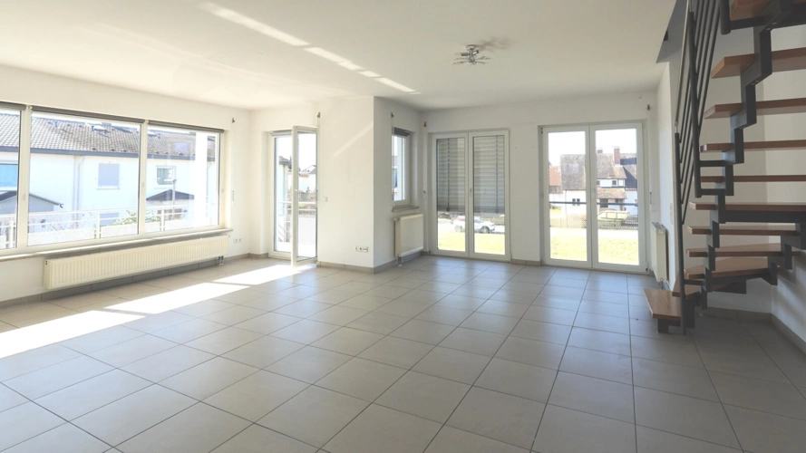 Wohn-Esszimmer mit Zugang zum Balkon