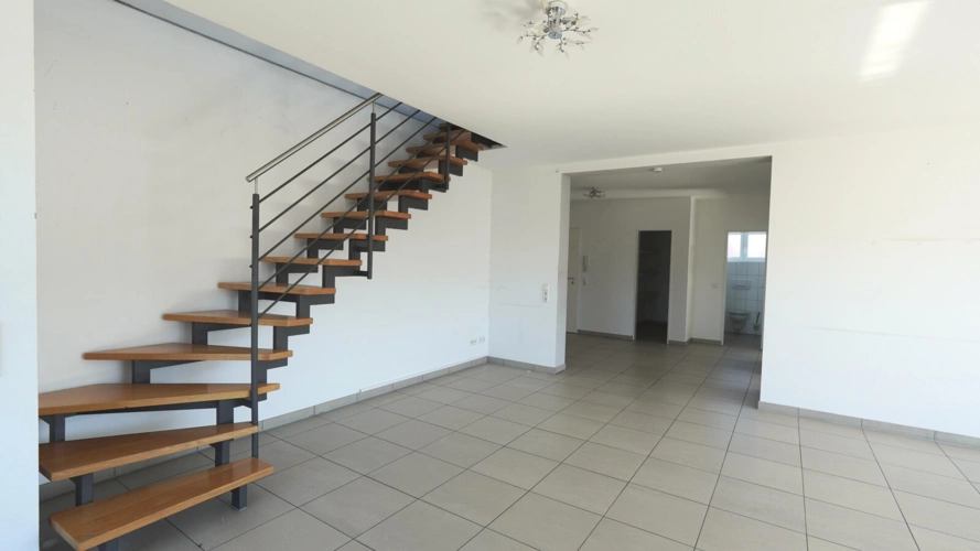 Wohnzimmer mit Treppe zum Dachgeschoss