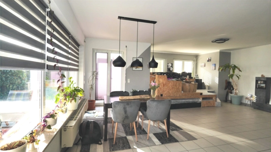 Wohnzimmer mit Zugang zur Terrasse