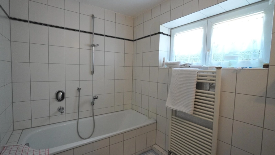 Tageslichtbad mit Wanne in der ELW