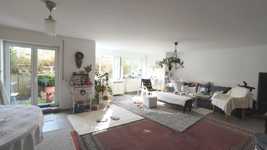 Wohn-Esszimmer der ELW mit Terrassenzugang