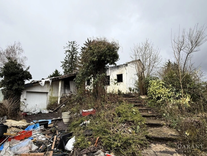 Abrisshaus u. Zugang