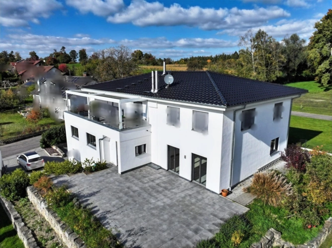 Süd-Ost-Ansicht Gesamthaus mit großer Terrasse und Gartenanteil der Wohnung