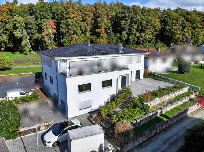 Süd-Westansicht Gesamthaus mit Terrasse und Garten der Wohnung