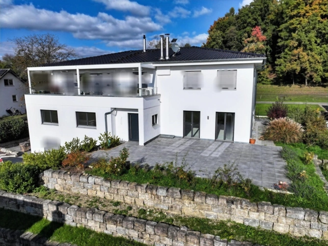 Südansicht Gesamthaus mit großer Terrasse und Gartenanteil der Wohnung