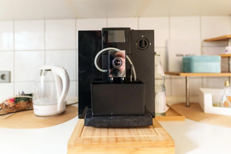 mit Kaffeemaschine