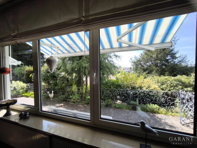 Blick Wohnbereich in den Garten