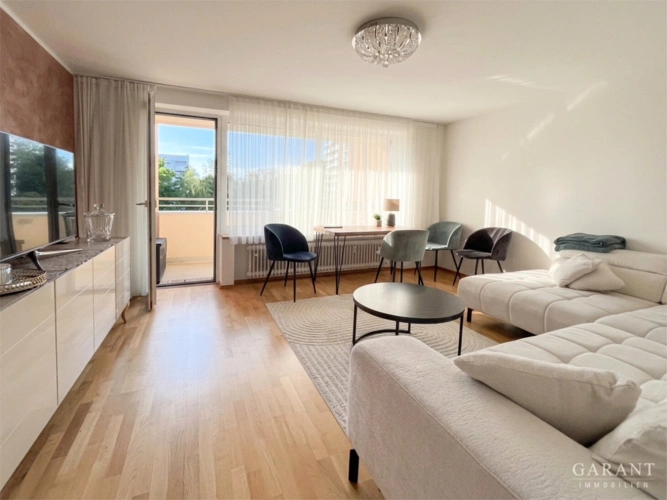 Wohnzimmer mit Zugang zum Balkon