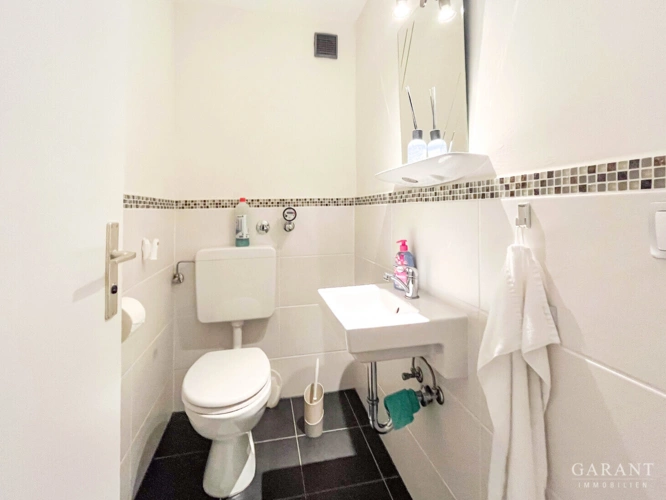 WC mit Waschbecken