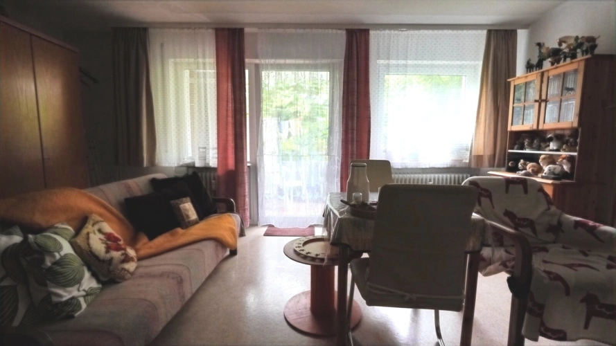 Wohn-Esszimmer mit Balkonzugang