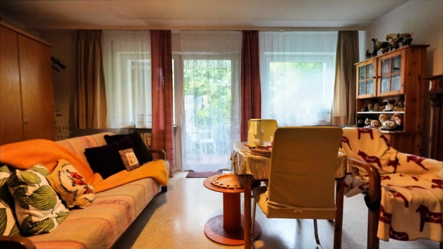 Wohn-Esszimmer mit Balkonzugang