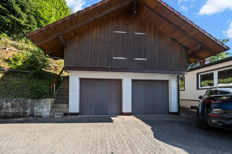 Garage mit viel Raum (Podestebene)