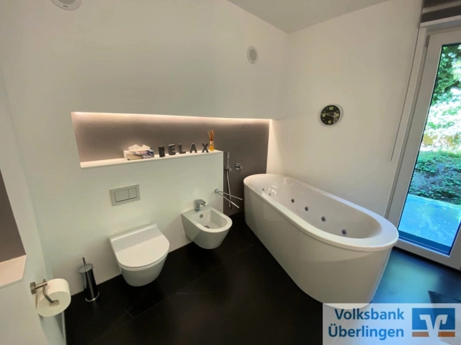 Tageslichtbad mit Whirlpool, Bidet u. WC