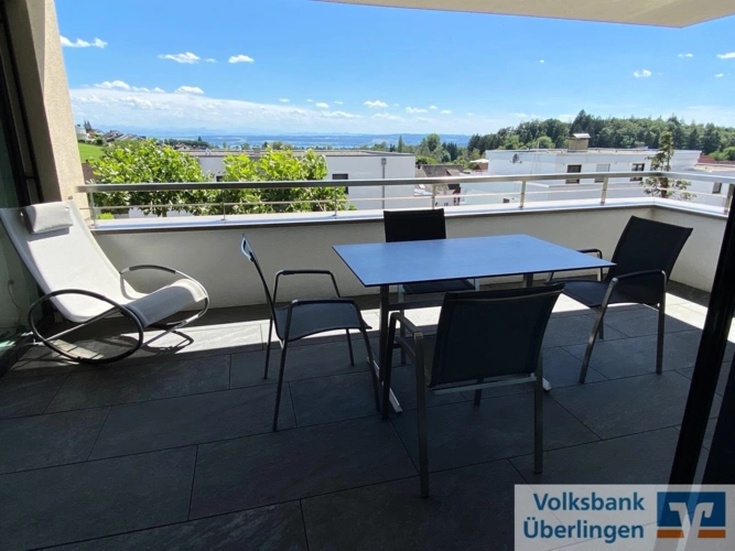 überdachter Südbalkon mit Aussicht