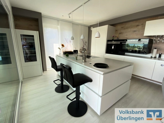 Kochinsel und Weinkühler