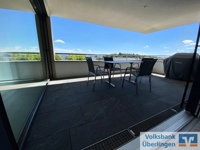 großer überdachter Balkon