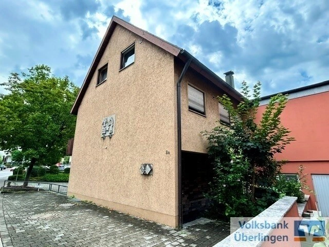 Ansicht Nord-West mit Stellplätzen