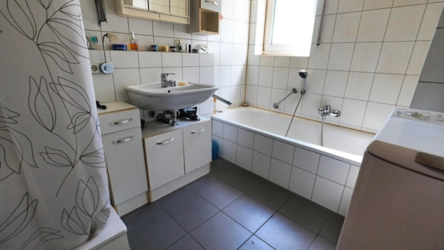 Tageslichtbad mit Wanne, Dusche u. Waschmaschinenplatz