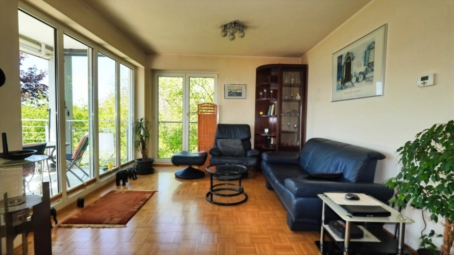 Wohn-Ess-Zimmer mit ringsum bodentiefen Fenstern
