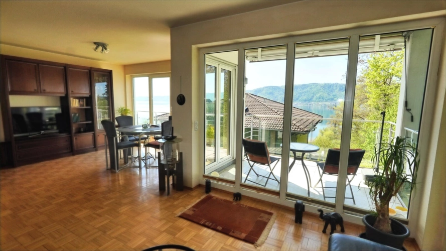 Wohn-Ess-Zimmer mit ringsum bodentiefen Fenstern