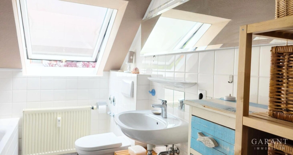 DG Badezimmer mit Wanne, Dusche und WC