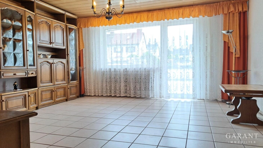 ein großzügiges Wohnzimmer mit Zugang zur Terrasse