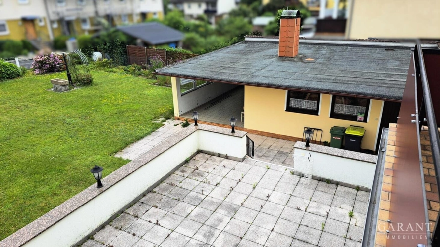 die große Terrasse mit Nebengebäude