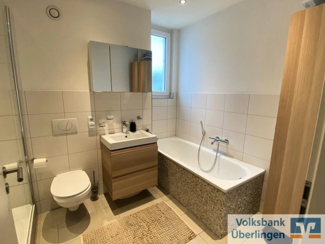 Tageslichtbad mit Wanne und Dusche