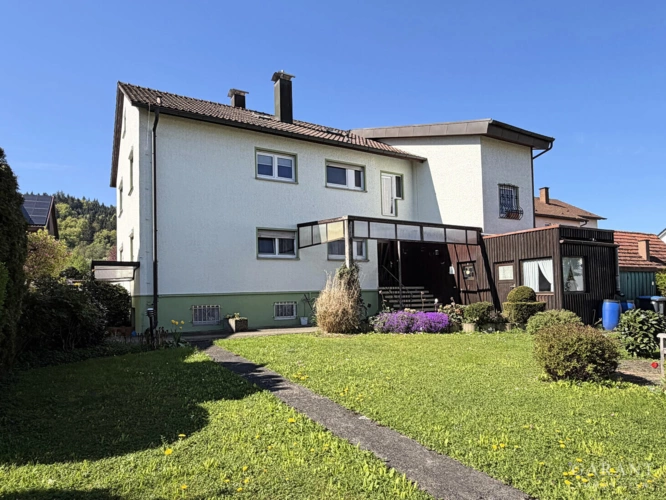 Garten mit Blick aufs Haus