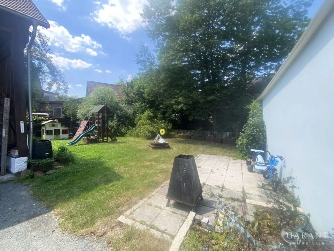 Blick in den hinteren Gartenbereich mit Spielgerät