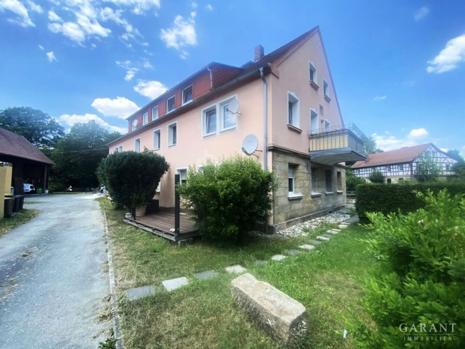Blick auf den seitlichen Hausbereich mit Terrasse