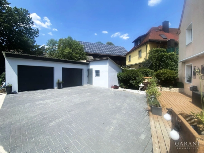 Blick auf den hinteren Terrassen- u. Garagenbereic