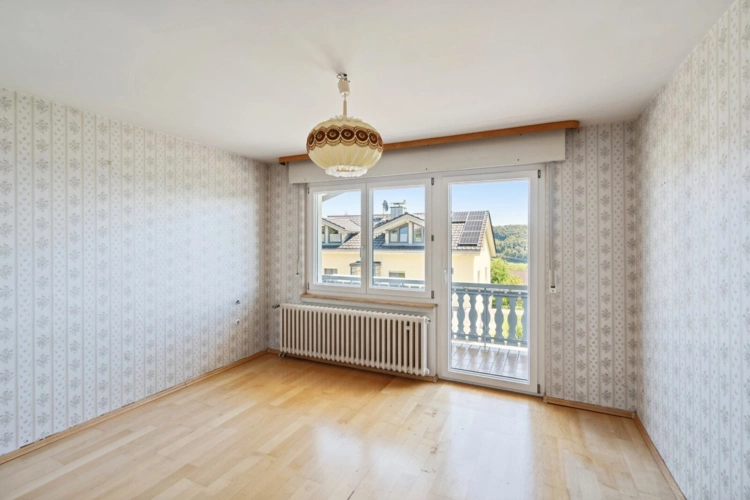 Zimmer EG mit Ausgang Balkon