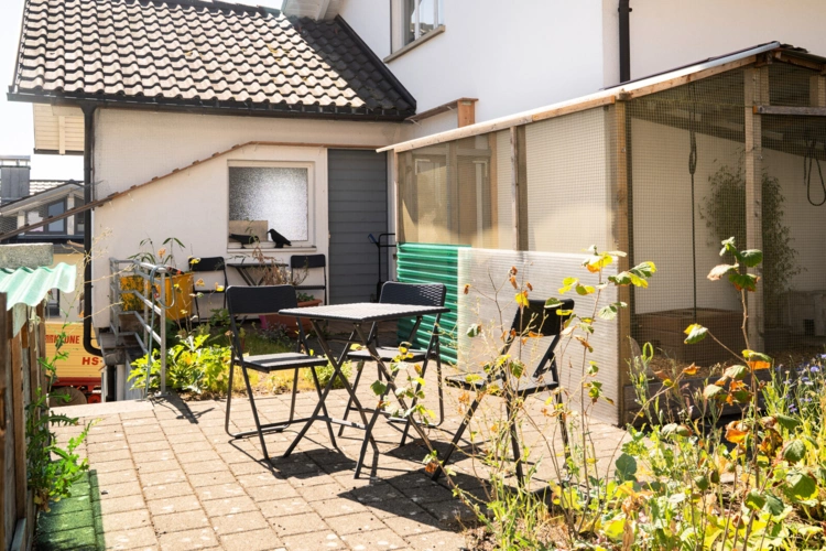 schöner Sitzplatz hinter dem Haus