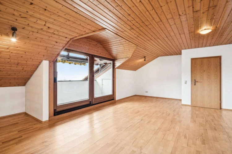 Wohnraum mit Ausgang Balkon