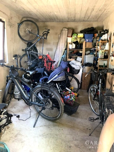 neben der Garage